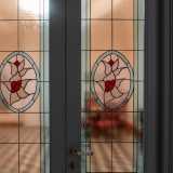 ...divisi da porte con vetrate colorate, destinati agli incontri comunitari e alle attivit� delle suore 